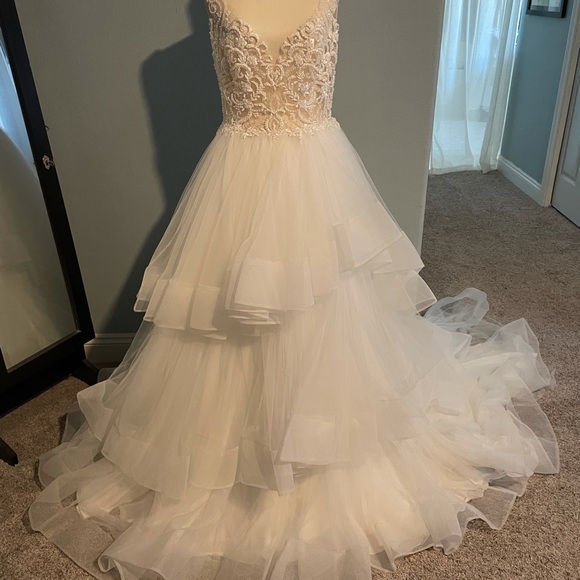 Stunning wedding gown! New with tags! - Picture 6 of 16